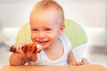 Trẻ bị ho có ăn thịt gà được không?